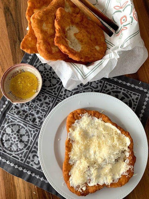 طرز تهیه نان مجارستانی لانگوس طرز تهیه نان مجارستانی لانگوس